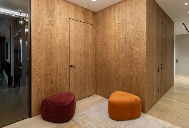 двери Base 1 в шпоне дуб натуральный с панелями в коридоре с пуфами