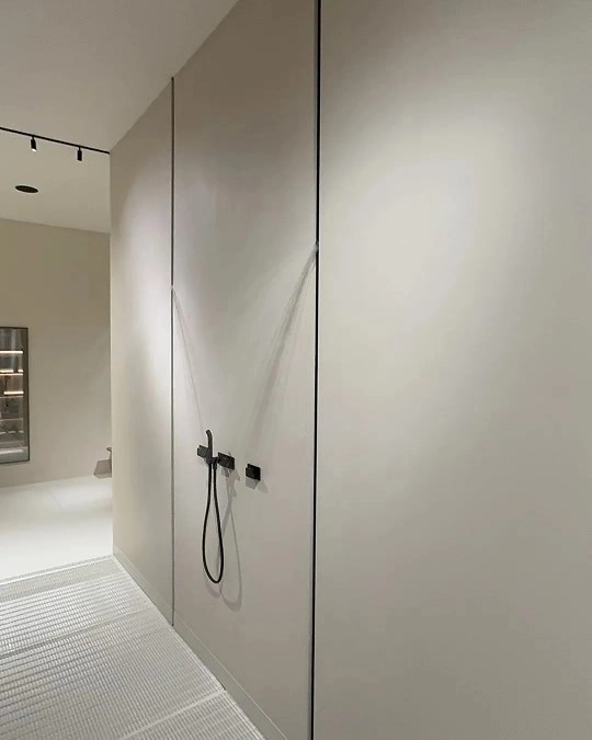 минималистичная душевая зона отражает тренд на спокойствие и функциональность