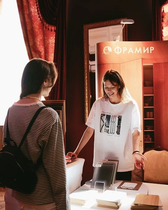 консультация посетителя у стенда Фрамир на АрхДиалоге