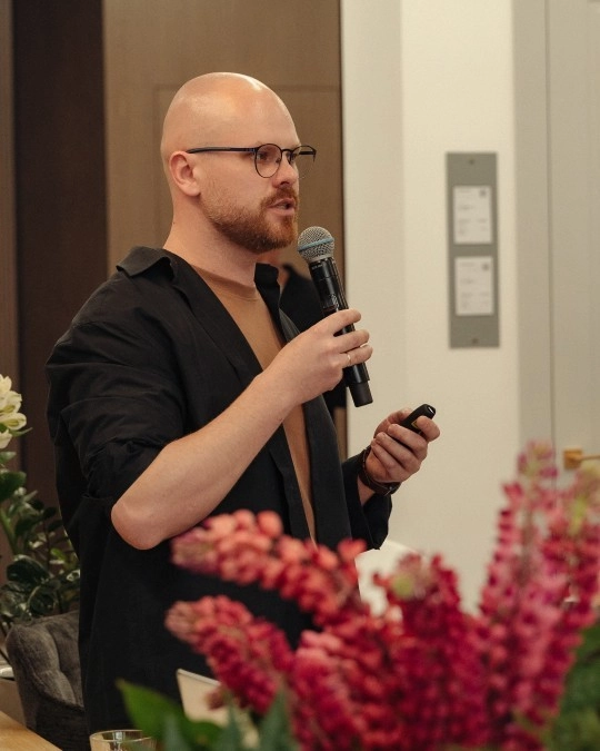 Сергей Сергеев выступает с лекцией о креативных методах на дизайн-форуме